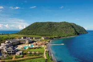 PortsmouthInterContinental Dominica Cabrits Resort & Spa, an IHG Hotel的享有度假胜地和海洋的空中景致