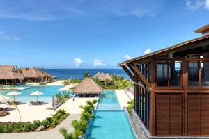 PortsmouthInterContinental Dominica Cabrits Resort & Spa, an IHG Hotel的享有度假胜地的空中景致,以海洋为背景