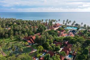 班帕那普兰Wyndham Hua Hin Pranburi Resort & Villas的享有度假胜地的空中景致,以海洋为背景