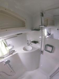 圣米格尔德阿沃纳Luxury Boat KARAMBA I的白色的浴室设有水槽和镜子