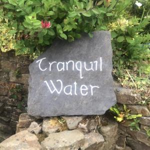 米德尔顿Tranquil Water的石墙上标有大篷车水的标志