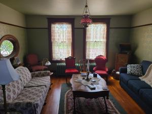 海斯The Bissing House的带沙发和红色椅子的客厅