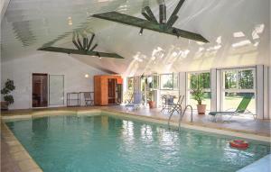 Yvias斯唐阿尔拜莱格度假屋的大型客房中的大型游泳池