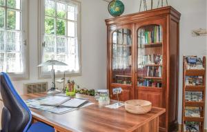 Yvias斯唐阿尔拜莱格度假屋的一个带木桌和书柜的办公室