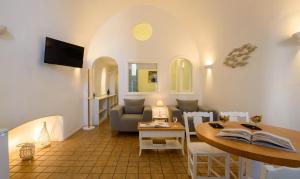 费拉潘特里亚套房酒店的客厅配有沙发和桌子