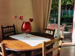 卡西斯La Maryse de Cassis的一张桌子,上面放着葡萄酒杯和一朵花