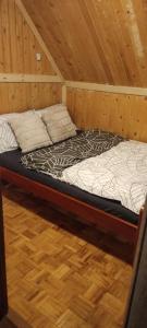 科帕奥尼克Sova的木地板客房的一张床位