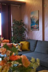 兹拉蒂博尔Apartman Dream的客厅配有蓝色沙发和植物