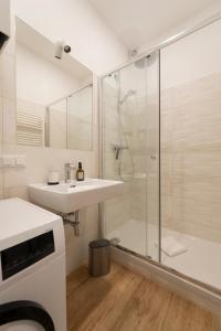 维也纳Dietrich Apartment I levestate的白色的浴室设有水槽和淋浴。