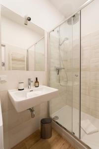维也纳Dietrich Apartment I levestate的一间带水槽和淋浴的浴室