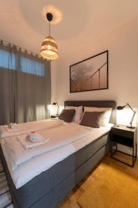 维也纳Dietrich Apartment I levestate的一间卧室配有一张带吊灯的大床