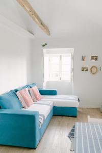 São MateusCasa Ver o Mar的白色的房间里设有蓝色的沙发,设有窗户