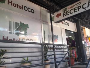 戈亚尼亚Hotel Cco Goiânia的橱窗上带有标志的商店前