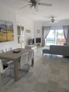 卡拉德米哈斯ARRUZAFA PLAYA Beachfront apartment La Cala de Mijas的客厅配有桌椅和沙发