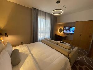 阿可贺巴BN Residence的一间酒店客房,配有一张大床和一台平面电视