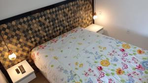 瓜拉派瑞Casa de temporada Guarapari Casa Dule的一间卧室配有一张带花卉床罩的床