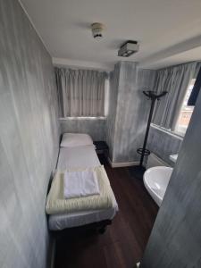 阿姆斯特丹Amigo Hostel的小房间设有床和水槽