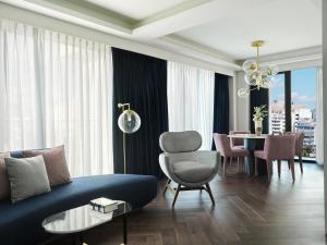雅典雅典君悦酒店 的客厅配有蓝色的沙发和桌子