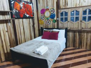 埃尔扎伊诺Deep Forest Posadas Ecoturisticas的一间卧室配有一张床,上面有两条毛巾