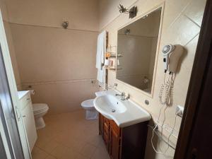菲乌米奇诺奥拉公寓的一间带水槽、镜子和卫生间的浴室