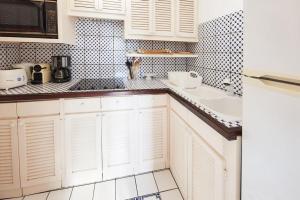 古斯塔维亚Viewstar的厨房配有白色橱柜和水槽