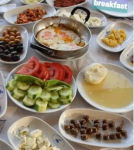 ArnavutköyForest villa- 5 minutes from the airport的餐桌上满是西红柿和橄榄的食品