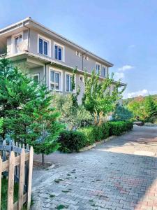 Taşolukforest villa-2, 6 minutes from the airport的前面有围栏的大房子