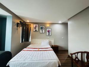 荣市Hoang Ngan 1 Hotel - TP. Vinh的卧室配有一张白色大床