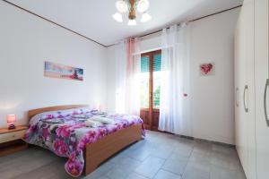 苏比亚诺Casa di Flo'的一间卧室设有一张床和一个窗口