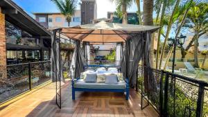 弗洛里亚诺波利斯普萨达松豪梅乌酒店的棕榈树阳台的天篷床