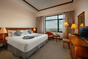 海阳纳聪海阳酒店的酒店客房设有一张大床和一台电视。
