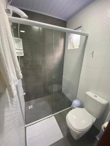 格拉玛多Vista da Serra.的带淋浴和白色卫生间的浴室