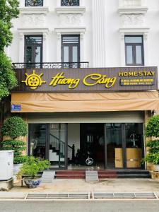 海防Hương Cảng Homestay的一座有红衣舞公司标志的建筑物