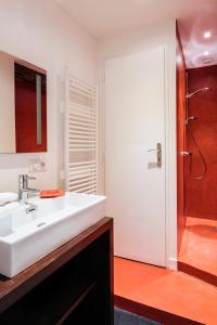博讷拉梅森德斯科提尼斯酒店的浴室配有白色水槽和淋浴。
