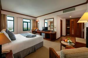 海阳纳聪海阳酒店的酒店客房设有一张大床和一张书桌。