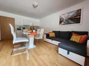 博希尼Apartments Irena的带沙发和桌子的小客厅