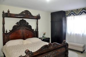 里约达欧特拉斯ANGEL'S SEA Pousada的一间卧室设有一张大型木床和一个窗户。