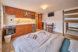 霍尔马拉帕Apartment Eskadra的一间位于客房中间的厨房,配有一张大床