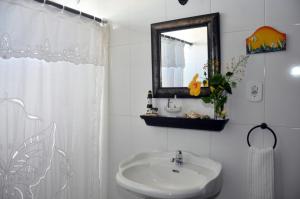 里约达欧特拉斯ANGEL'S SEA Pousada的白色的浴室设有水槽和镜子