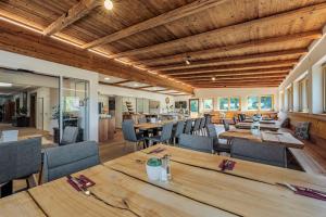 瓦兹阿勒伯格乡村别墅酒店的用餐室配有木桌和椅子