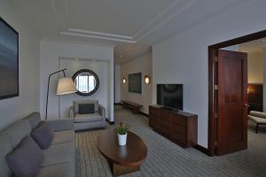 危地马拉危地马拉皇家洲际酒店的客厅配有沙发和桌子