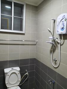 拉瑙THE CLOUD KINABALU- HOUSE的一间带卫生间和淋浴的浴室