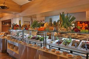 危地马拉危地马拉皇家洲际酒店的包括许多水果和蔬菜的自助餐