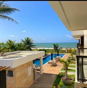 伊塔齐米林@Paradise_Bahia-Village Novo 2 Suítes Pé na Areia e Vista Mar em Itacimirim的阳台享有海景。
