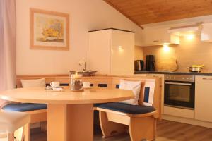 多弗加斯坦约翰娜公寓的厨房配有木桌、椅子和桌子