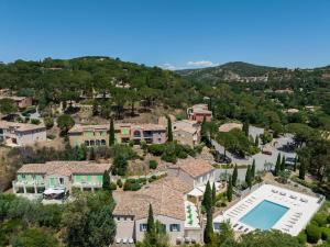 格里莫Garden & City Les Bastides de Grimaud的享有带游泳池的家的空中景致
