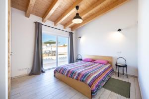 西尔韦斯Porta 27的一间卧室设有一张床,享有海景