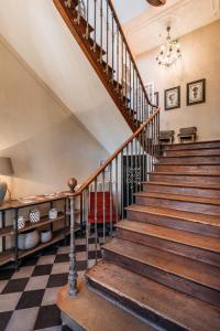 博讷拉梅森德斯科提尼斯酒店的房屋内有一段古老的楼梯,有一层 ⁇ 板