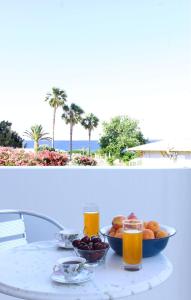 斯卡拉帕斯帕丽斯酒店的一张桌子,上面放着一碗水果和两杯果汁