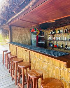 维兰库卢什Mangal Beach Lodge的酒吧,有一排木凳和柜台